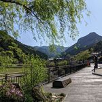 茶房　山帰来 - お店の前は山と清流