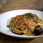 tapata - ◆ベーコン・トマト・茄子のパスタ(1000円）・・具もたっぷりで味わいは悪くないようですが、もう少しトマト味が強い方が好みだそう。