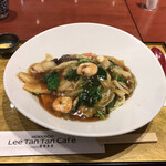 HOKKAIDO Lee Tan Tan Cafe Atorevi Mitaka Ten - 五目焼きそば１２００円。なぜか熱々ではなく残念でしたが、ホタテの旨味はあって、美味しかったです(^｡^)