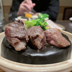 Japanese cuisine Hanakidori - プリンとした柔らかさが特徴な分厚い肉。
                      頬張ると噛むごとに旨味がじゅわーっと溢れてきます。
                      トリュフ塩を付ければ風味も相まって、思わずご飯セットを早めにお願いしました。笑