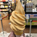 Hokkaido Umaimono Kan Rarapoto Aichitogo Ten - 夕張メロンソフトクリーム350円美味いね！