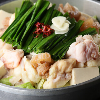 Imozo’s specialty “Motsu-nabe (Offal hotpot)” is proud of its plump and tender offal.