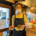 Ucchari - 名物とろたくのハーフサイズを提供してくださる店主さん
                        
                        （＊撮影掲載承諾済み(^^)）