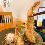 Fukuuchi - 皇帝の海老天と二八手打ち蕎麦﻿  2300円
                        ミニマグロ丼﻿、小鉢﻿、つけもの﻿