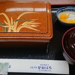 Unagi Dokoro Kanehachi - 上のうな重の蓋は金色