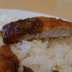 そば処 いび川 - ●カツカレー　850円　トンカツの断面
            これは美味しいトンカツの断面だねぇ！
            脂身は少々残念な感じもあるけど、
            ボーノポークには間違えなさそう。