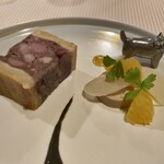 CHIMIKEPP HOTEL - 十勝産仔牛、蝦夷豚、鴨肉のパテアンクルート、フォアグラ、甘夏みかん