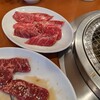 焼肉おはる泉 - おはるのカルビ(上)、ハラミ(下)