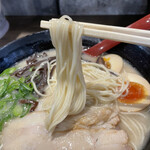 Osakajo Tonkotsu Ramen Hidezamurai - 麺リフト、豚骨には極細ですね