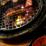 Sumibi Yakiniku Kurobeko - 焼いてるところ