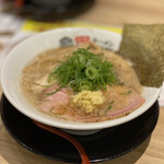 くりや製麺直売所 - 背脂生姜醤油そば 850円