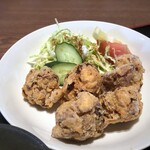 Yakitori Yasubee Tenjin Ten - 唐揚げは1個が大きく、下味が浸みていて美味しい。