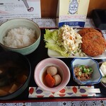 かわだ食堂 - メンチカツ定食500円　全景