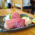 菱田屋 - 単品のマグロとホタテのお刺身。

これは菱田屋さんに来たら是非食べたい！
流石のやま幸さん。

控えめに盛られたホタテが、食べると又ヤバイ！
むっちゃ美味しい♪
逸品です(*^^*)b


オススメ。