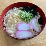 御食事処 藤 - うどん(大)
      ここのうどんも定食屋ならではの味と見た目。
      薬味、具材はこれが標準。