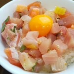 メフレ市場食堂 - 卵黄が丼面を引き締める！