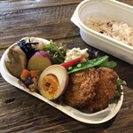 deli & kitchen Mamemame Saisai - 特製チキンカツにお惣菜やサラダが入ったコロッケ弁当