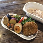 deli & kitchen Mamemame Saisai - 当店自慢の手作りコロッケにお惣菜やサラダが入ったコロッケ弁当