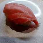 Hama Zushi Shinsayamaten - 厚切り大トロですが、ネタの切り方も食べやすくなっており、舌触りもよいです。