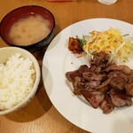 Teppanyaki to Jozoshu Take-RHY - 牛タン定食。ごはん、味噌汁、サラダおかわり無料。