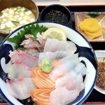 Houshou - 海鮮丼。ちょっと遅れて、茶碗蒸しがやってきました。