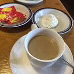 KOMEDA’S Coffee Kamakura Fukasawa Ten - なんで黄土色