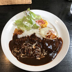 カフェ・ド・シモンズ - 料理写真:ハンバーグカレー（税込み９５０円）