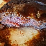 Dandelion - ハンバーグの断面。 
                        しっかり焼きを希望の方は店員さんにお伝えください。