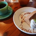 Dandelion - 紅茶のシフォンケーキ(￥440)と食後のコーヒー。
                        お皿に描かれたアートに注目。