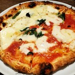 Trattoria Tino - マルゲリータとクワトロフォルマッジのハーフアンドハーフ