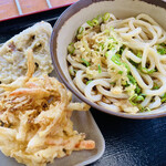 灸まんうどん - ぶっかけうどん(大・冷)、れんこん天、かき揚げ