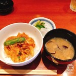 天婦羅 天良 - 天丼(小海老のかき揚げ) 蓋付きでした。