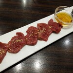 Wine to Craft Beer Harubaru - ごま油塩と、九州醤油(お醤油だけど甘い)
                      
                      正直、九州出身としては、
                      甘口のお刺身醤油は、砂肝や生鶏レバーをお刺身でいただくときしか使わないので、
                      牛レバーにはごま油塩だけでいいと思います。