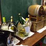 Wine to Craft Beer Harubaru - こちらは白ワインコーナー。
                      樽は、ハウスワインの赤白