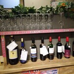 Wine to Craft Beer Harubaru - こちらは赤ワインのコーナー。
                      常温で置いてあります。
                      並んでいる順に味が濃くなるとのこと。