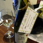 Wine to Craft Beer Harubaru - グラスに少し注いでティスティングして
                      気に入ったらグラスに注いでテーブルに戻るといいですよ～と店員さんに教えてもらいました。
                      なるほど♪(*´･ω･｀)b