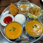 Namaste Indo Nepalese - サモサセット1190円  左、キーマ  右、ダル 上の茶色いのは味噌汁(笑)