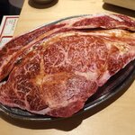 Osaka Yakiniku Horumon Futago Akabane Ten - はみでるカルビ