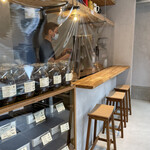 waku coffee roaster - 店内