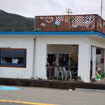 C's diner - 道路・海側から。