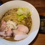 Ramen Ura Sukoyaka - 右の箸休めは、生姜の甘酢漬けです