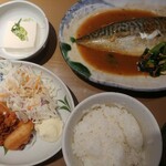 Yayoi Ken Hankyu Ikeda Ten - サバの味噌煮定食＋イカのから揚げ