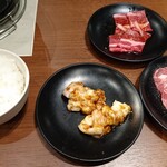 Kokusan Gyuu Yakiniku All you can eat Nikushou Sakai Nigata Sekido Ten - ご飯（大）、国産牛カルビ、角切とろカルビ、てっちゃん、切り落とし牛タン