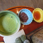 eXcafe - お抹茶が付きます。　焼いたお団子は餡とみたらしお好きな方をつけて。。