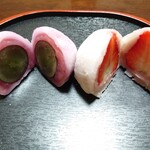 柿安口福堂 - ピオーネ大福250円、夏いちご大福400円の断面✨餡子はそれぞれピオーネ餡にいちご餡！高級品ですが爽やかな後味で断面も美しい✨