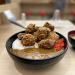 Densetsu no Sutadon Ya Wing Kitchen Kanazawa Hakkei Ten - 鬼盛りすたみな唐揚げカレー 900円