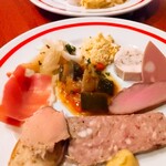 Assiette de Kaneko  - 前菜盛り合わせ￥1100×2。
                        9種のお料理が並び、一つ一つ味わいながら頂く！！