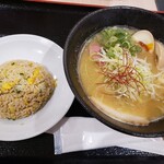 彩色ラーメン きんせい - 濃厚鶏白湯、ﾊﾝﾁｬﾝｾｯﾄ。