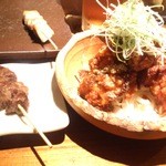 Yakitori Daishizen Ijiri Ten - 唐揚げ、奥は豚バラ、手前は牛さがり