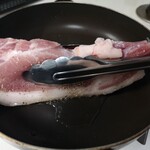 渡辺精肉店 - ほぼ自分の脂で焼く